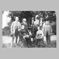 090-0052 Stehend links Buergermeister von Allenburg  Erwin Moeller in Trimmau. Weiter im Bild Adolf Krause, Besitzer von Trimmau von 1896 - 1914.jpg